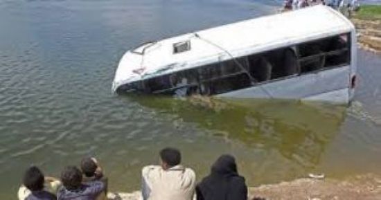 وفاة 24 شخصًا جراء غرق حافلة في كينيا