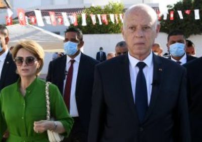 الرئيس التونسى يدلي بصوته فى الاستفتاء على الدستور