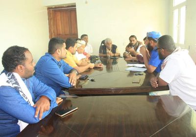 سلطة الشحر تبحث استكمال مشروع تأهيل 20 كيلومترا بالمديرية