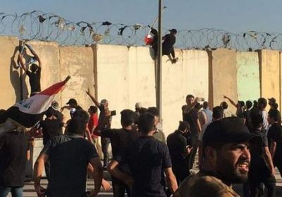متظاهرون عراقيون يقتحمون مبنى البرلمان في بغداد