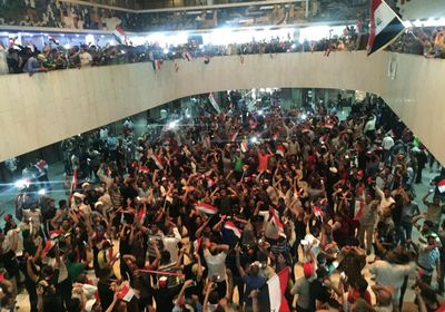 الشرطة العراقية تحاوط مقر البرلمان بعد انسحاب المتظاهرين