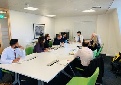 خلال زيارته لندن.. البيض يلتقي ممثلي الحكومة البريطانية