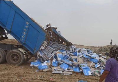 إتلاف 3 شحنات دجاج فاسد في ميناء عدن (صور)