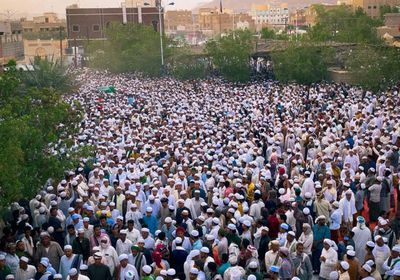 بالصور.. تشييع جثمان الداعية أبوبكر العدني في تريم