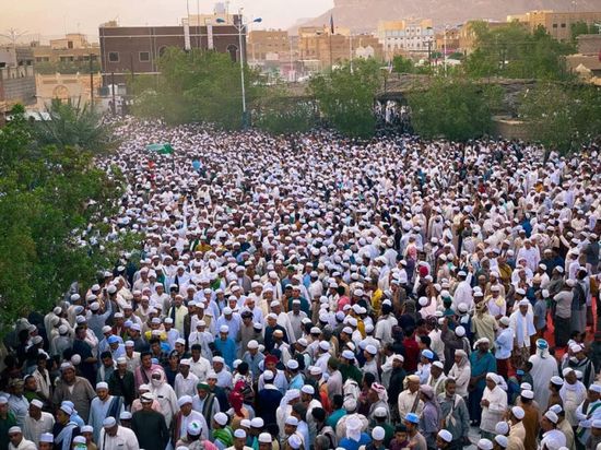 بالصور.. تشييع جثمان الداعية أبوبكر العدني في تريم