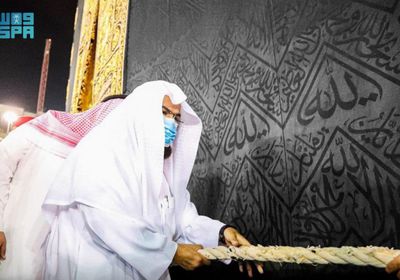 "السديس" يشيد بقرار تغيير توقيت كسوة الكعبة
