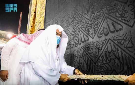 "السديس" يشيد بقرار تغيير توقيت كسوة الكعبة