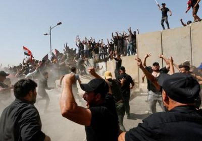 محتجون يقتحمون مبنى البرلمان العراقي (فيديو)