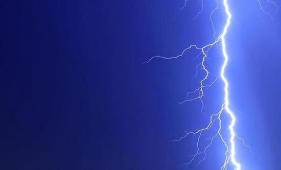 صاعقة رعدية تسبب في وفاة فتاة بالسعودية