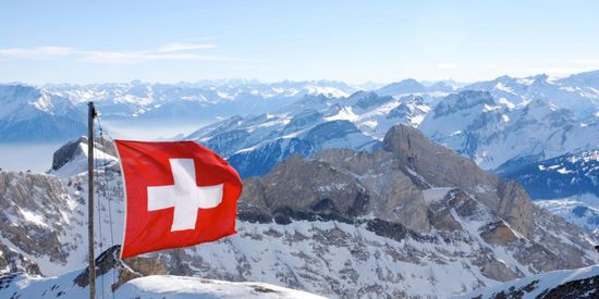 رفع أكبر علم سويسري بالعالم على جبال الألب