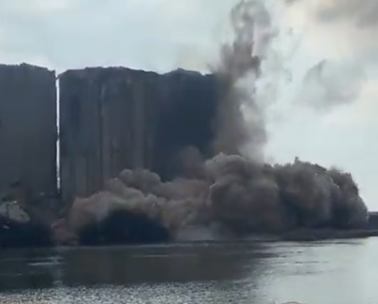 انهيار جزئي لصوامع الحبوب بمرفأ بيروت