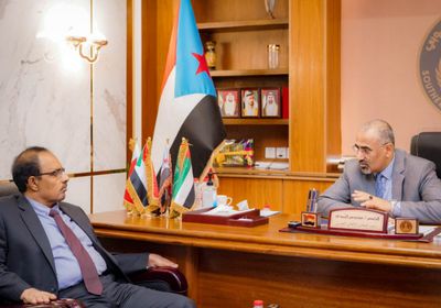 الرئيس الزُبيدي يطالب بتحقيق طفرة تنموية في حضرموت