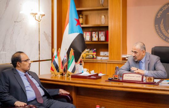 الرئيس الزُبيدي يطالب بتحقيق طفرة تنموية في حضرموت