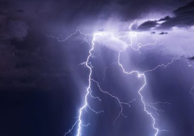 عواصف رعدية تقترب من السواحل الجنوبية