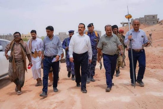 محافظ شبوة يدشن مشروع شق الشارع الدائري شرق عتق