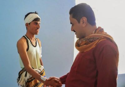 الجبواني يطمئن على جريحي هجوم عتق الإرهابي