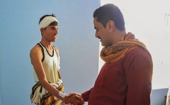 الجبواني يطمئن على جريحي هجوم عتق الإرهابي