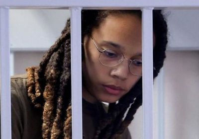 حكم روسي بحبس لاعبة سلة أمريكية.. وبايدن يعقب