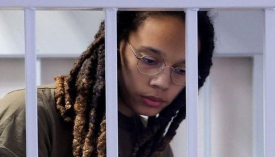 حكم روسي بحبس لاعبة سلة أمريكية.. وبايدن يعقب