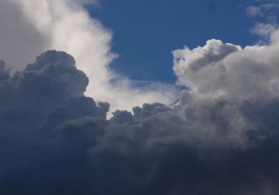 سحب كثيفة وأمطار ورياح تخيم على أجواء الجنوب