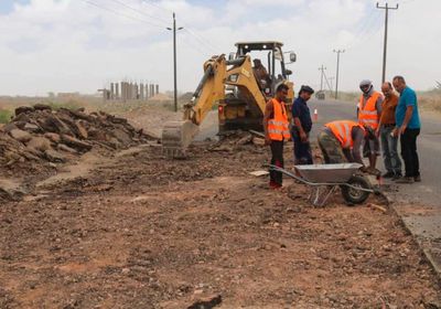 صيانة طرق متضررة في محافظة أبين