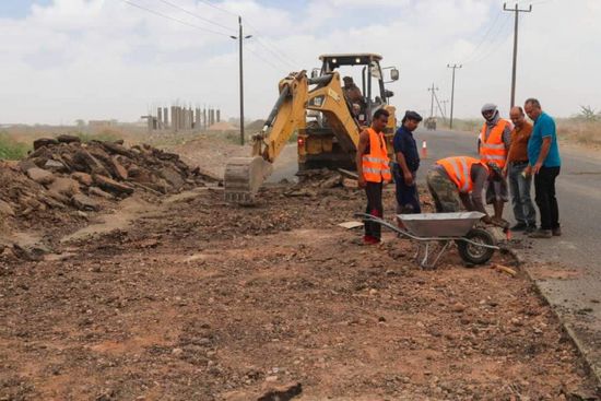 صيانة طرق متضررة في محافظة أبين