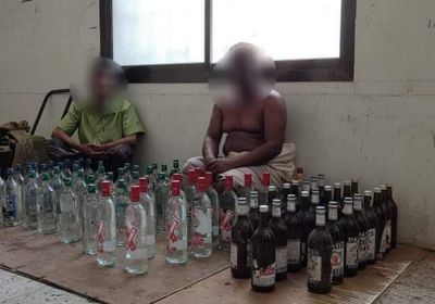 تحريز 83 زجاجة خمور بحوزة متهمين في عدن