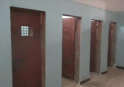 بالصور.. سجون سرية داخل معسكر القوات الخاصة في عتق