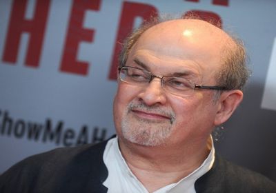 عملية طعن سلمان رشدي ترفع مبيعات "آيات شيطانية"