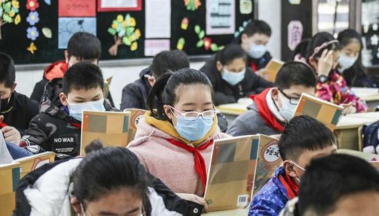 شنغهاي تعتزم إعادة فتح المدارس بعد إغلاقها