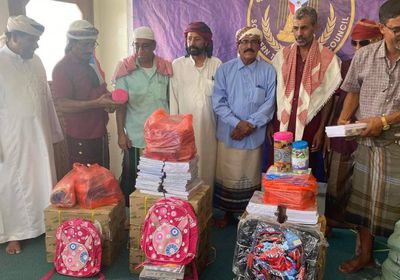 "الانتقالي" يستهل توزيع المستلزمات المدرسية بوادي حضرموت