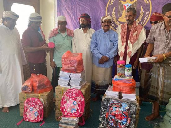 "الانتقالي" يستهل توزيع المستلزمات المدرسية بوادي حضرموت