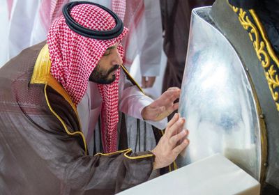 ولي العهد السعودي يتشرف بغسل الكعبة المشرفة