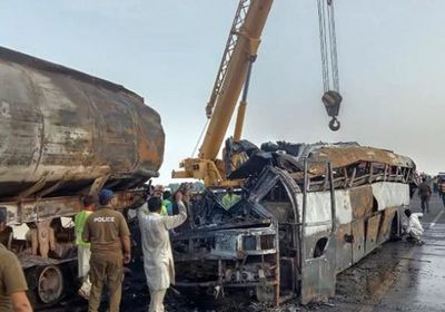 باكستان.. مصرع 20 شخصا في تصادم صهريج نفط وحافلة ركاب &nbsp;