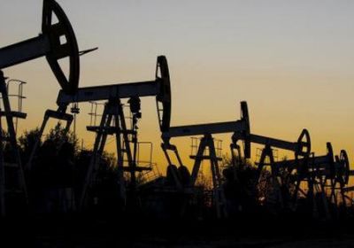 النفط يسجل أدنى مستوياته منذ فبراير الماضي