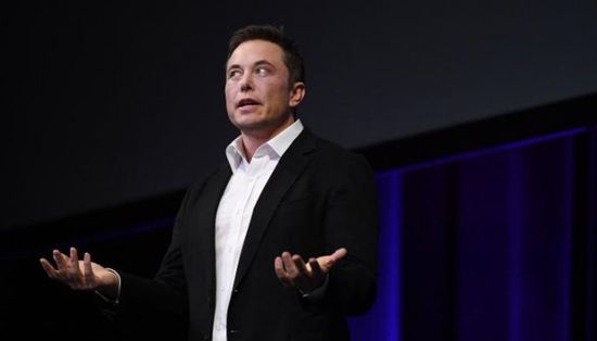 هل يشتري إيلون ماسك مانشستر يونايتد الإنجليزي؟