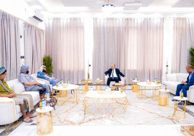 الزُبيدي يوجه بتطوير منظومة العمل بالمنافذ البرية