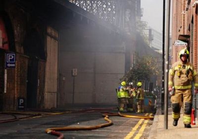 حريق ضخم في جسر للسكك الحديدية يعطل قطارات لندن