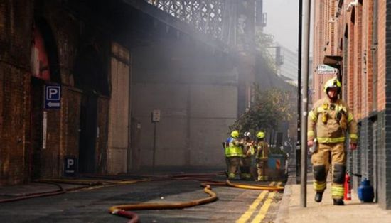 حريق ضخم في جسر للسكك الحديدية يعطل قطارات لندن