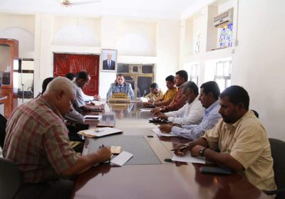 محافظ سقطرى يطلع على مستوى تحصيل الإيرادات العامة