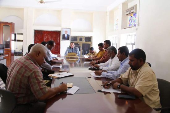 محافظ سقطرى يطلع على مستوى تحصيل الإيرادات العامة