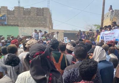 جماهير نصاب تخرج إلى الشوارع تأييدا لمحافظ شبوة وقراراته