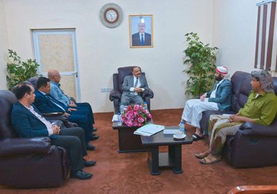 وزير النقل يناقش سير العمل بمنفذ الوديعة البري