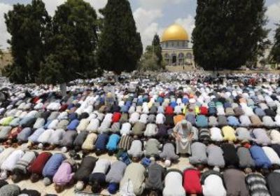 الآلاف من الفلسطينيين يؤدون صلاة الجمعة بالمسجد الأقصى