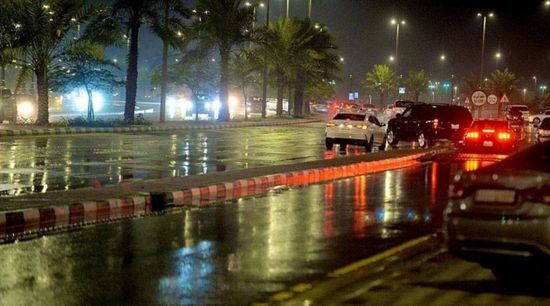 إخلاء ركاب حافلتين حاصرتهما الأمطار في السعودية