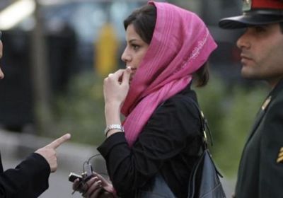 الأمن الإيراني يرمي فتاة من السيارة بسبب عدم ارتداء الحجاب