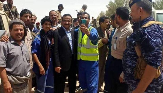 بالصور.. محافظة شبوة يتفقد العمل في حقل العقلة النفطي