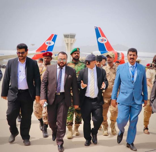 وزير النقل يتابع مشاريع تطوير مطار عدن 