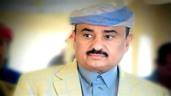 محافظ شبوة يزور حقل عقلة النفطي ويلتقي إدارته