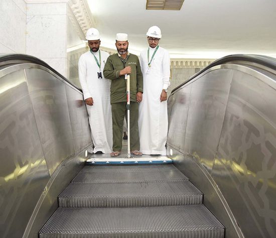 تعليمات السلامة الخاصة باستخدام السلالم الكهربائية بالحرمين الشريفين